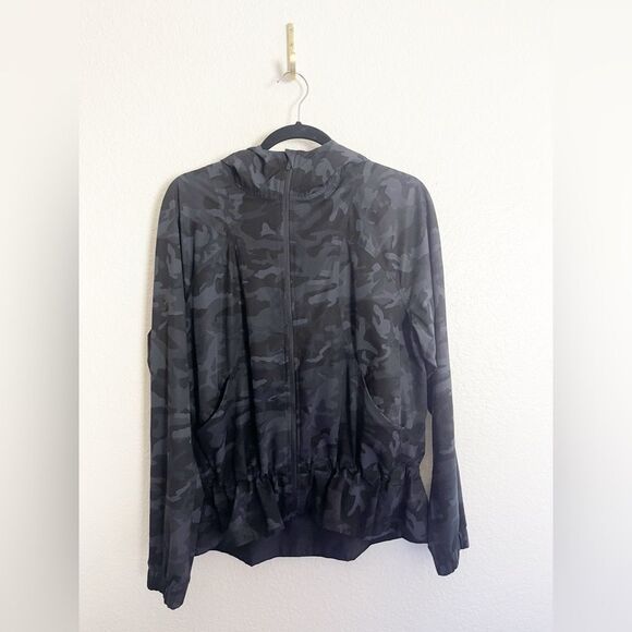 Lululemon Athletica Pack it Up Jacket in Black Camo. 10 - Picture 3 of 8